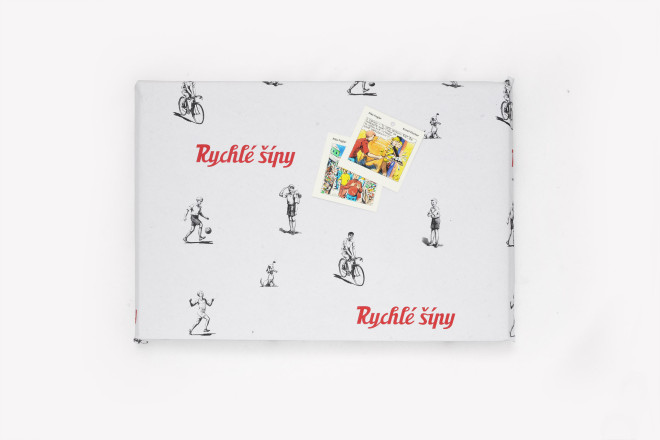 Balicí papíry Rychlých šípů s dárkovými visačkami