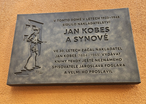 Kobes před 90 lety začal vydávat Foglara. Teď ho v Plzni připomíná pamětní deska